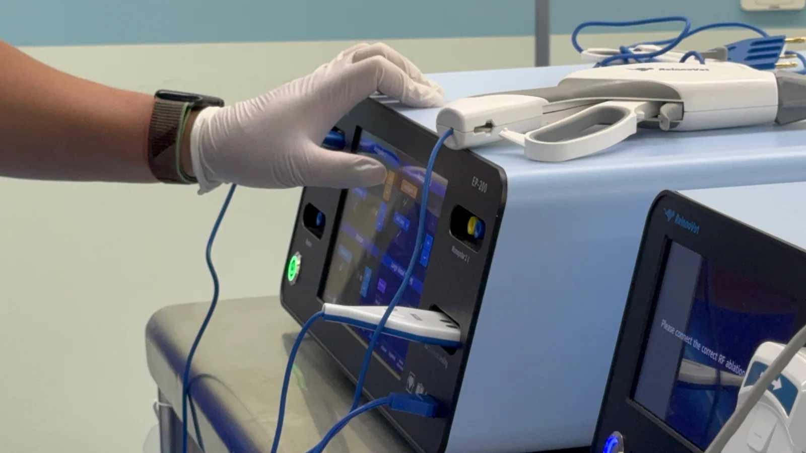 Veterinary surgeon using a ReinnoVet surgical energy system